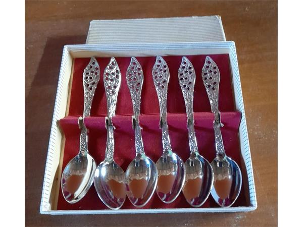 ~/upload/Lots/51473/agq5jgbhfztqe/Lot 009 Teaspoon Set_t600x450.jpg